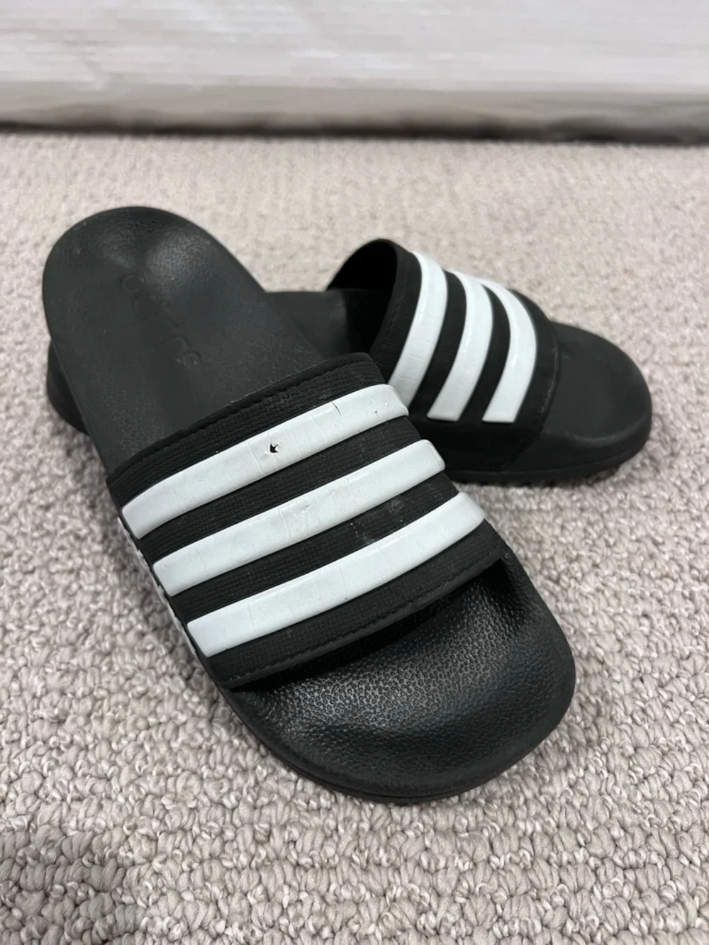 adidas Kids Black White Striped Logo Slide Sandals Comfort Kids size 4,
